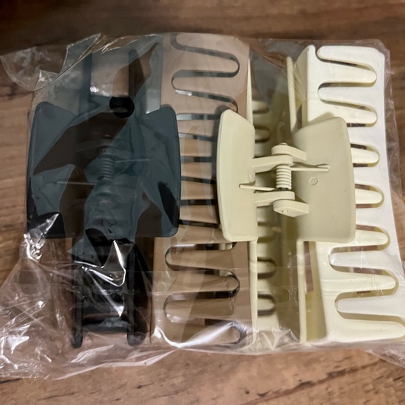 NIP 4pcs rectangular hair claw clips - Picture 2 of 2